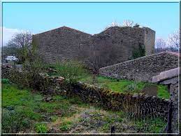 Ruines d’un château médiéval et de l’enceinte (castrum) de l’ancien village